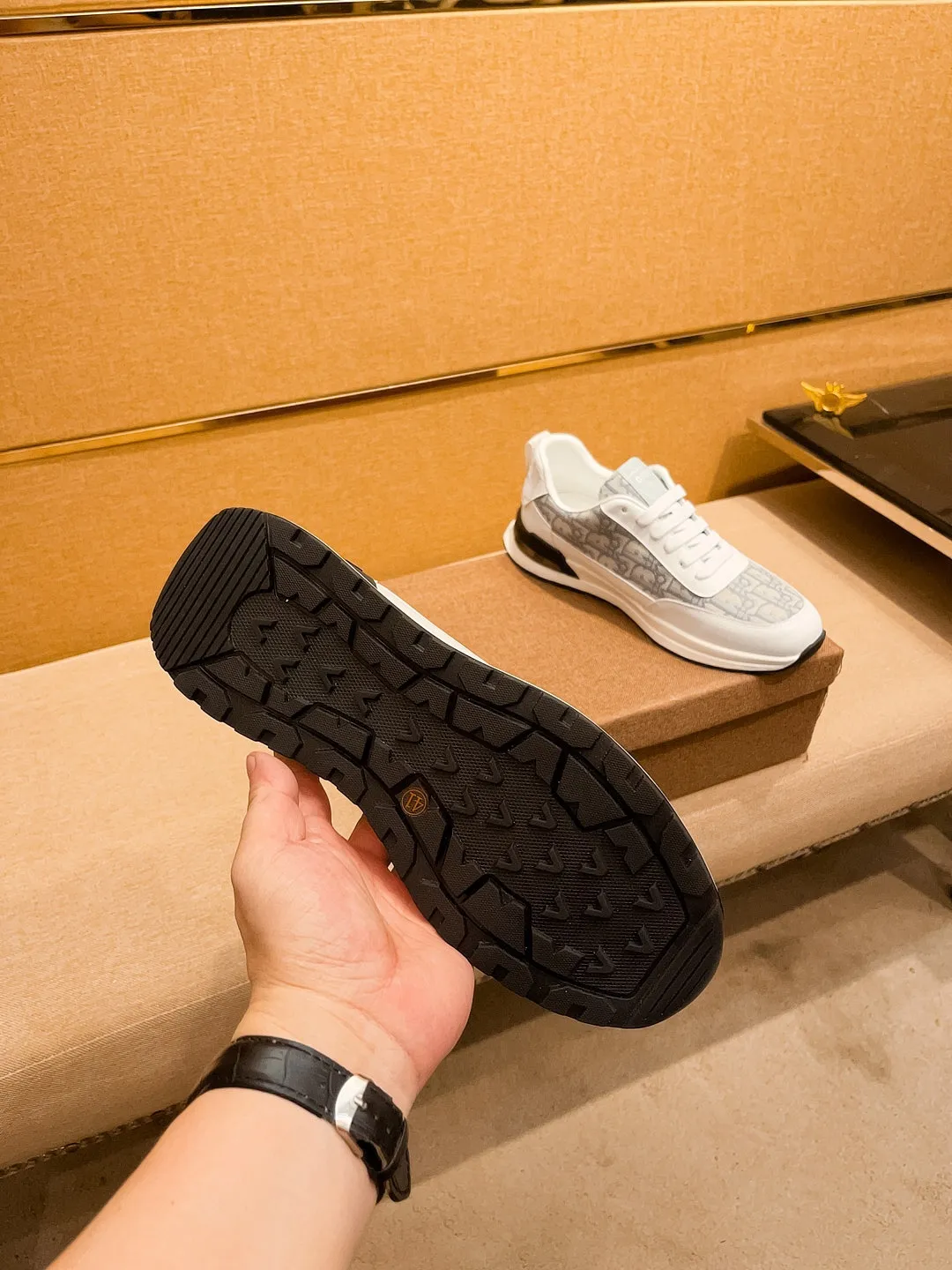 Men's shoes 💰 420💰【Dior】🔥Men's high-end brand of shoes official website 1:1 latest masterpiece: the upper is made of Italian imported first-layer cowhide with a comfortable and breathable lining➕original non-slip and wear-resistant outsole🔥, making walking more convenient and comfortable! An exclusive new model, a stunning work, a beautiful 1:1 replica [color] compared to the official quality! Create a fashionable personality to set off your uniqueness! A must-have for trendy men! Classic 🔥Size: 38-44 Color: 🔥 2⃣️colors available🔥